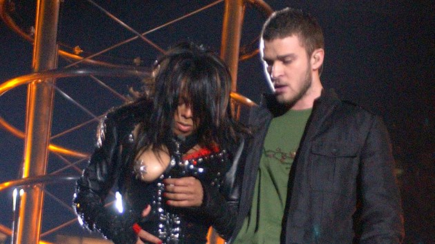Janet Jacksonov a Justin Timberlake bhem vystoupen v poloase Super Bowlu (Houston, 1. nora 2004)