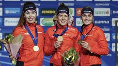Antoinette de Jongová, Ireen Wüstová a Irene Schoutenová pyšně ukazují týmové... Antoinette de Jongová, Ireen Wüstová a Irene Schoutenová pyšně ukazují týmové...