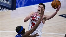 Tomáš Satoranský z Chicaga (s míčem) a Aaron Holiday z Indiany. Tomáš Satoranský z Chicaga (s míčem) a Aaron Holiday z Indiany.