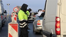 Policejní kontrola na dálnici D6, na hranici dvou uzavřených okresů Cheb a... Policejní kontrola na dálnici D6, na hranici dvou uzavřených okresů Cheb a...