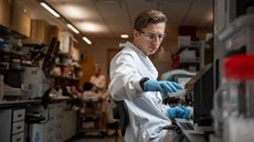 Technik pracující na vakcíně proti covidu-19 na univerzitě v britském Oxfordu.... Technik pracující na vakcíně proti covidu-19 na univerzitě v britském Oxfordu....