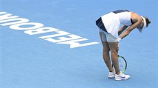 Markéta Vondroušová se vydýchává po výměně v osmifinále Australian Open. Markéta Vondroušová se vydýchává po výměně v osmifinále Australian Open.