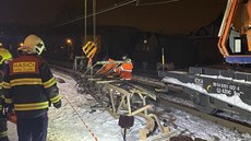 Kvůli poškození kotevního stožáru trakčního vedení je provoz vlaků na úseku... Kvůli poškození kotevního stožáru trakčního vedení je provoz vlaků na úseku...