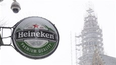 Zasněžený vývěsní štít zavřené restaurace v nizozemském Amsterodamu. Značka... Zasněžený vývěsní štít zavřené restaurace v nizozemském Amsterodamu. Značka...