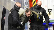 Policie odvádí muže, který ve slovenském městě Kežmarok zajmul prodavačku.... Policie odvádí muže, který ve slovenském městě Kežmarok zajmul prodavačku....