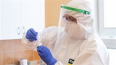 Mobilní testovací tým trutnovské zdravotnické školy provádí testy na covid-19 v... Mobilní testovací tým trutnovské zdravotnické školy provádí testy na covid-19 v...