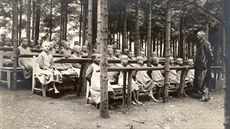 Výuka malých pacientů na čerstvém vzduchu se v sanatoriu osvědčila už krátce po... Výuka malých pacientů na čerstvém vzduchu se v sanatoriu osvědčila už krátce po...