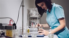 Vývoj nových kosmetických produktů se pohybuje v řádech měsíců. Vývoj nových kosmetických produktů se pohybuje v řádech měsíců.