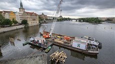 Staroměstský jez v pozadí na snímku z předloňské opravy ledolamů u Karlova... Staroměstský jez v pozadí na snímku z předloňské opravy ledolamů u Karlova...