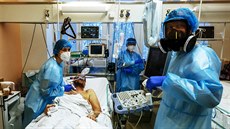 Zavádění centrálního žilního katetru pacientovi s covid-19 v nemocnici ve... Zavádění centrálního žilního katetru pacientovi s covid-19 v nemocnici ve...