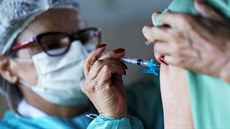 Zdravotnický pracovník očkuje ve vakcinačním centru veřejné nemocnici v... Zdravotnický pracovník očkuje ve vakcinačním centru veřejné nemocnici v...