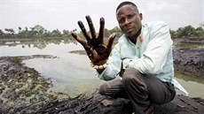 Farmář Eric Dooh ukazuje znečištění potoka poblíž Goi v Ogonilandu v Nigérii. Farmář Eric Dooh ukazuje znečištění potoka poblíž Goi v Ogonilandu v Nigérii.