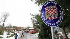 Hnědé značky upozorňující na historickou hranici Čech a Moravy v Hamrech nad... Hnědé značky upozorňující na historickou hranici Čech a Moravy v Hamrech nad...