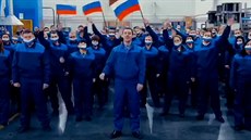 Pracovníci v Rusku podpořili Putina písní. Pracovníci v Rusku podpořili Putina písní.
