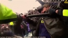 Další videa na procesu proti Trumpovi ukázala vřavu v Kongresu Další videa na procesu proti Trumpovi ukázala vřavu v Kongresu