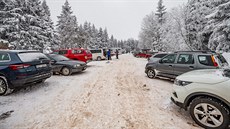 Plná parkovit na erlichu v Orlických horách (13. února 2021)