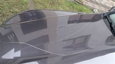 Kapota poškozeného vozu. Kapota poškozeného vozu.