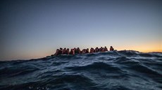 Člun s migranty ve Středozemním moři, další z mnoha mířících neustále k Evropě.... Člun s migranty ve Středozemním moři, další z mnoha mířících neustále k Evropě....