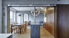 Betonové průvlaky a sloupy v bytě jsou přiznány a obroušeny na hrubý beton a... Betonové průvlaky a sloupy v bytě jsou přiznány a obroušeny na hrubý beton a...
