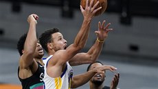 Stephen Curry (uprostřed) z Golden State střllí na koš San Antonia. Brání ho... Stephen Curry (uprostřed) z Golden State střllí na koš San Antonia. Brání ho...