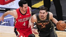 Tomáš Satoranský (vpravo) z Chicaga se snaží přejít přes JJ Redicka z New... Tomáš Satoranský (vpravo) z Chicaga se snaží přejít přes JJ Redicka z New...