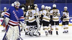 Hokejisté Bostonu se radují z výhry nad New York Rangers. Hokejisté Bostonu se radují z výhry nad New York Rangers.