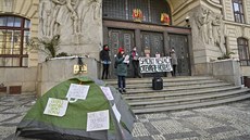 Před pražským magistrátem se 15. února 2021 uskutečnil happening kolektivů RFK... Před pražským magistrátem se 15. února 2021 uskutečnil happening kolektivů RFK...