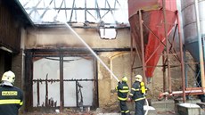 Hasiči likvidují požár stodoly v Bezděkově na Benešovsku, při němž uhořelo 16.... Hasiči likvidují požár stodoly v Bezděkově na Benešovsku, při němž uhořelo 16....