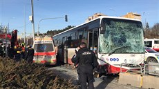 Nehoda sanitky a autobusu. (19.2.2021) Nehoda sanitky a autobusu. (19.2.2021)