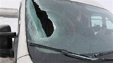 Kus ledu z neočištěného návěsu kamionu zasáhl v protisměru čelní sklo dodávky a... Kus ledu z neočištěného návěsu kamionu zasáhl v protisměru čelní sklo dodávky a...
