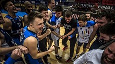 Kolínští basketbalisté slaví postup do finále Českého poháru. Kolínští basketbalisté slaví postup do finále Českého poháru.
