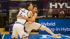 Peter Sedmák (vlevo) a Filip Halada z Hradce Králové slaví bronz v Českém... Peter Sedmák (vlevo) a Filip Halada z Hradce Králové slaví bronz v Českém...