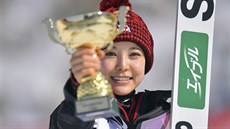 Japonská skokanka Sara Takanašiová jako vítězka závodu SP v Rašnově Japonská skokanka Sara Takanašiová jako vítězka závodu SP v Rašnově