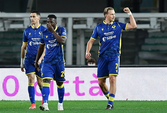 Antonín Barák (vpravo) z Verony slaví svj gól v zápase proti Juventusu.