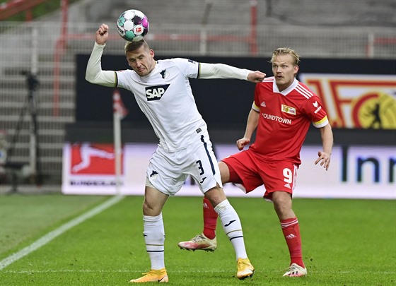 Pavel Kadeábek (vlevo) z Hoffenheimu hlavikuje balon v zápase proti Unionu...