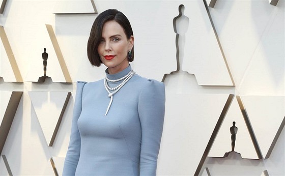 Charlize Theronová ve futuristické bled modré rób na Oscarech v roce 2019.