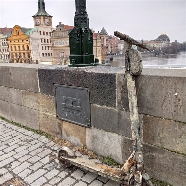 <p>Sdílená koloběžka na Karlově mostě, pravděpodobně vytažena magnetolovci.</p>