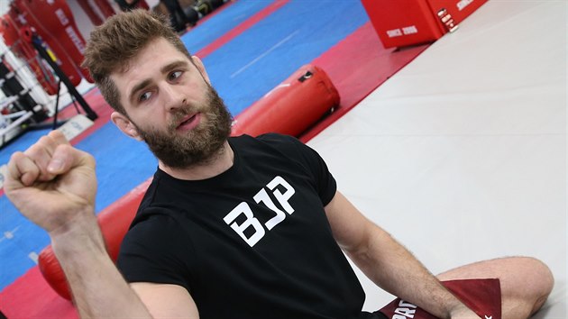 Jiří „Denisa“ Procházka ve svém gymu, tentokrát vedl trénink basketbalistek... Jiří „Denisa“ Procházka ve svém gymu, tentokrát vedl trénink basketbalistek...