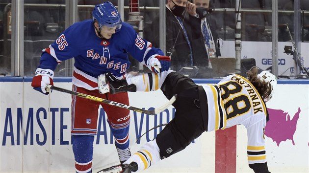 Ryan Lindgren z NY Rangers (vlevo) a David Pastrňák z Bostonu v souboji Ryan Lindgren z NY Rangers (vlevo) a David Pastrňák z Bostonu v souboji