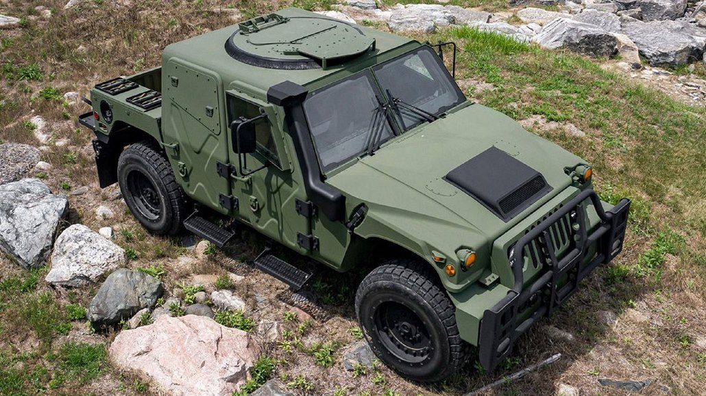 Zcela nový vojenský Humvee NXT 360 od spolenosti AM General byl jednou z hvzd...