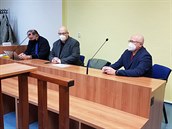 Advokát obžalovaných zaměstnanců chemičky Tomáš Sokol (vlevo) a obžalovaní Jan... Advokát obžalovaných zaměstnanců chemičky Tomáš Sokol (vlevo) a obžalovaní Jan...