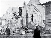 Věž při svém pádu poničila část hlavní lodi kostela. Presbytář, sakristie a... Věž při svém pádu poničila část hlavní lodi kostela. Presbytář, sakristie a...