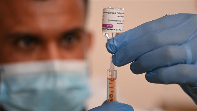 Zdravotnk pipravuje vakcnu spolenosti AstraZeneca v okovacm centru v Londn. (22. nora 2021)