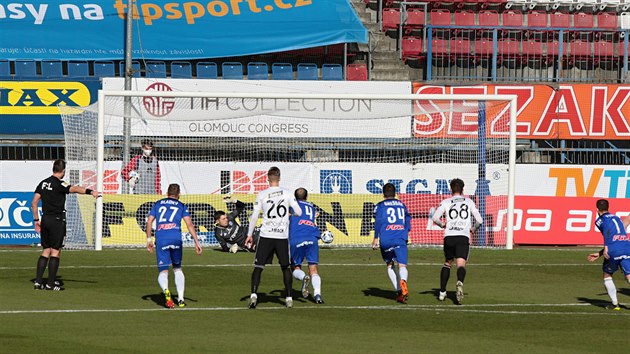 Zlnt fotbalist (v blm) se dostvaj do veden proti Olomouci po glu z penalty.