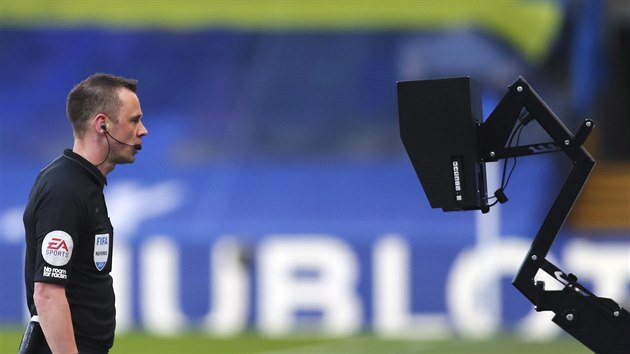Rozhod Stuart Attwell kontroluje video bhem zpasu Chelsea a Manchesteru United.