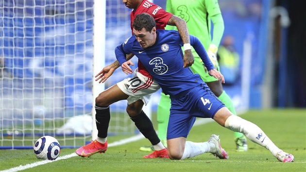 Andreas Christensen (v modrm) z Chelsea bojuje o balon s Marcusem Rashfordem z Manchesteru United.