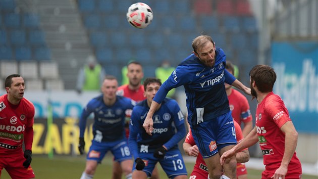 Olomoucký stoper Roman Hubník hlavičkuje v utkání proti Brnu.