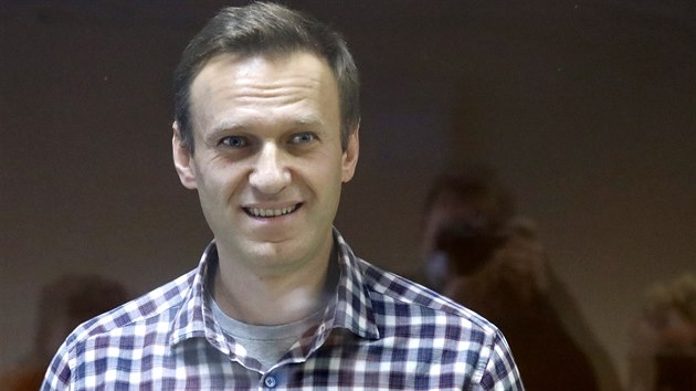 Moskevsk mstsk soud v sobotu zamtl odvoln ruskho opozinho pedstavitele Alexeje Navalnho a potvrdil mu trest vzen za poruen pravidel podmnenho trestu. Dobu odnt svobody mu nicmn zkrtil o est tdn na zhruba 2,5 roku. (20. nora 2021)
