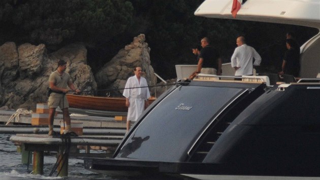 Italsk premir Silvio Berlusconi trv dovolenou ve sv vile na Sardinii. (11. srpna 2009)