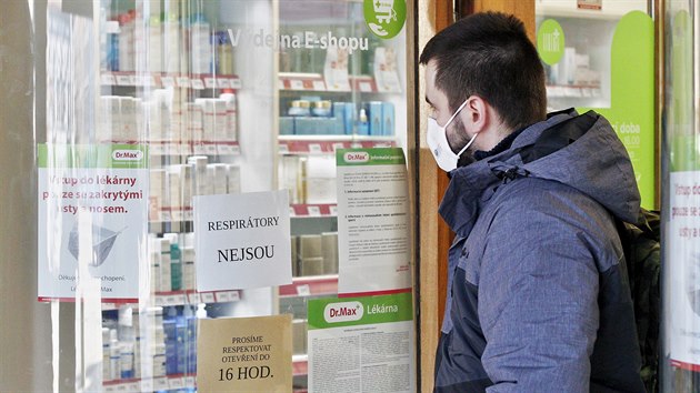 A tak to vypadalo na mnoha místech napříč celým Jihočeským krajem, ale i v jiných částech země. Snímek je z jedné českobudějovické lékárny.